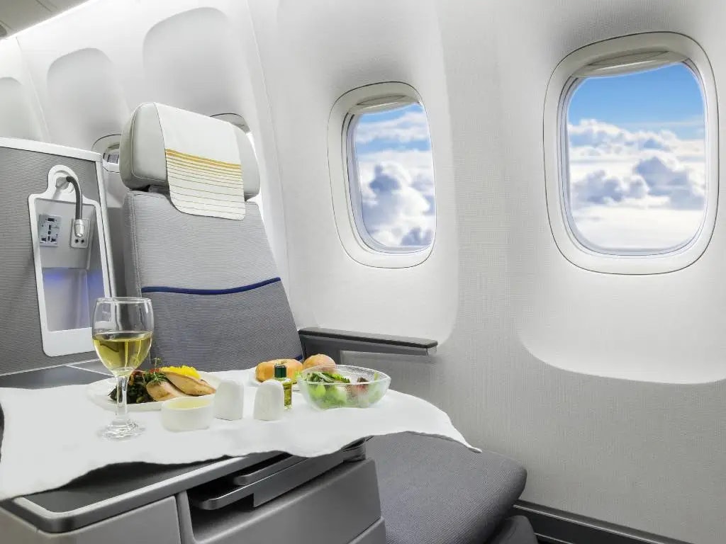 Business Class vs First Class: What’s the Difference? 