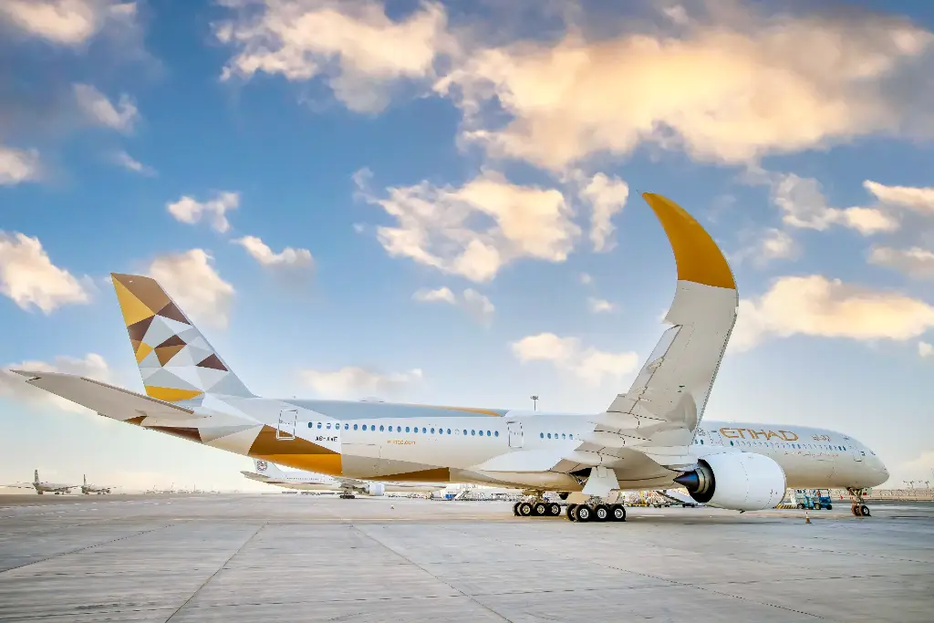 Etihad Airways Business Class Review: Stylish Comfort & Great Dining