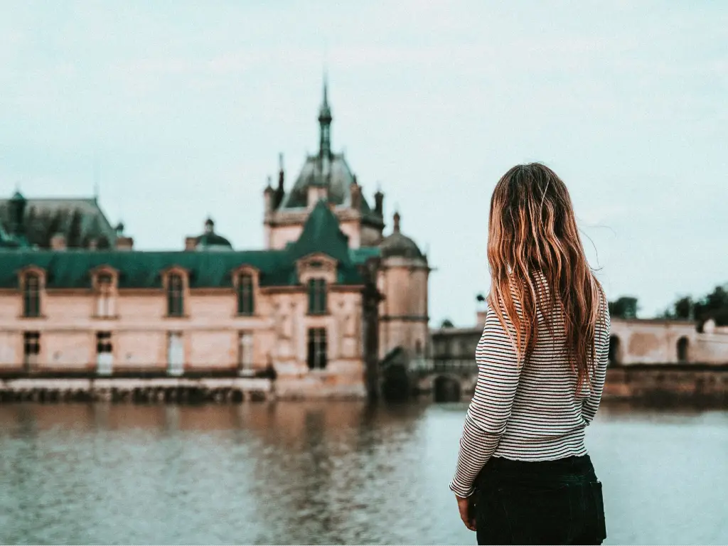 woman looking at Chateau Chantilly