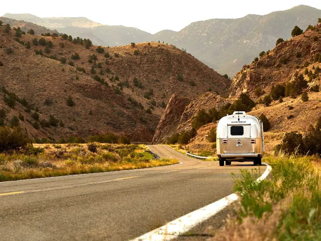RV Traveling in the US: A Complete Beginner’s Guide (2025)