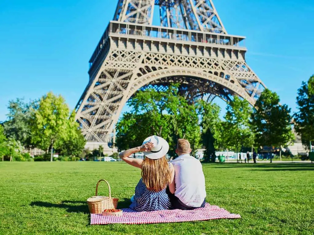 couple picnicking in front of the Eiffel Tower