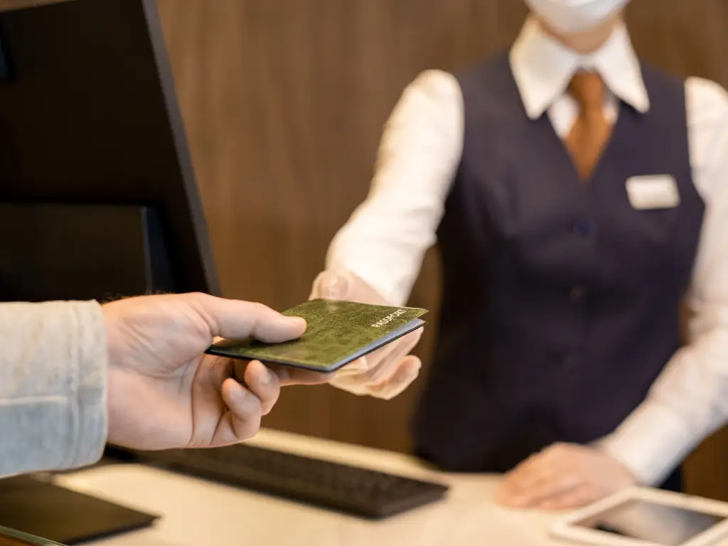 traveler paying for hotel with credit card