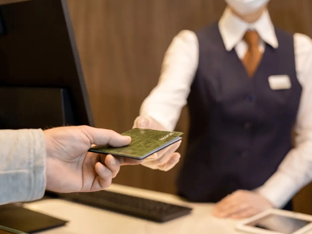 traveler paying for hotel with credit card 