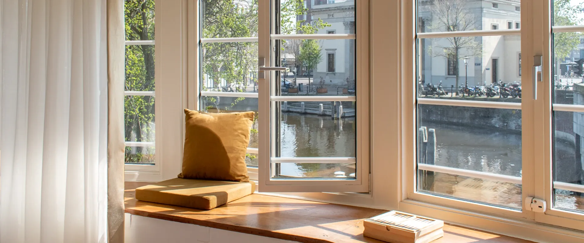 A reading nook in one of the SWEETS bridge hotels in Amsterdam