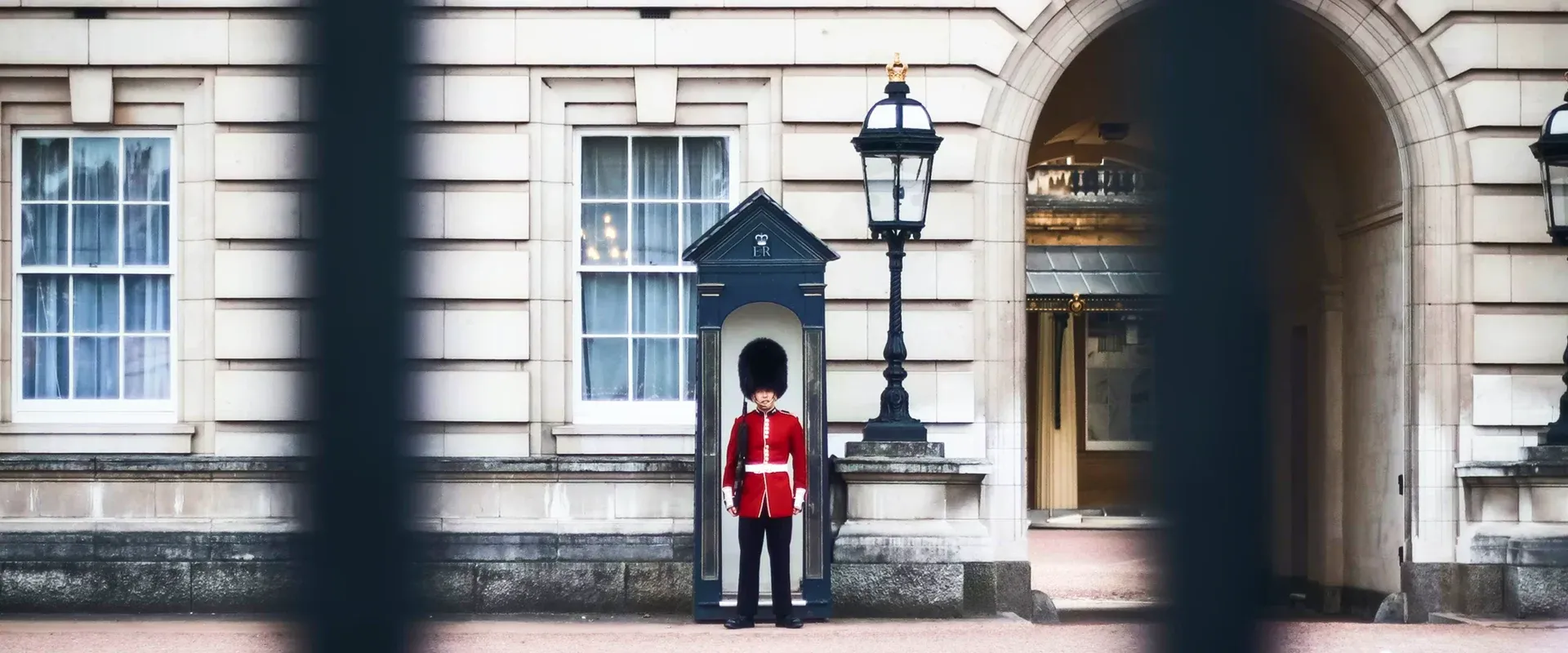 King's guard stands in front of building in London
